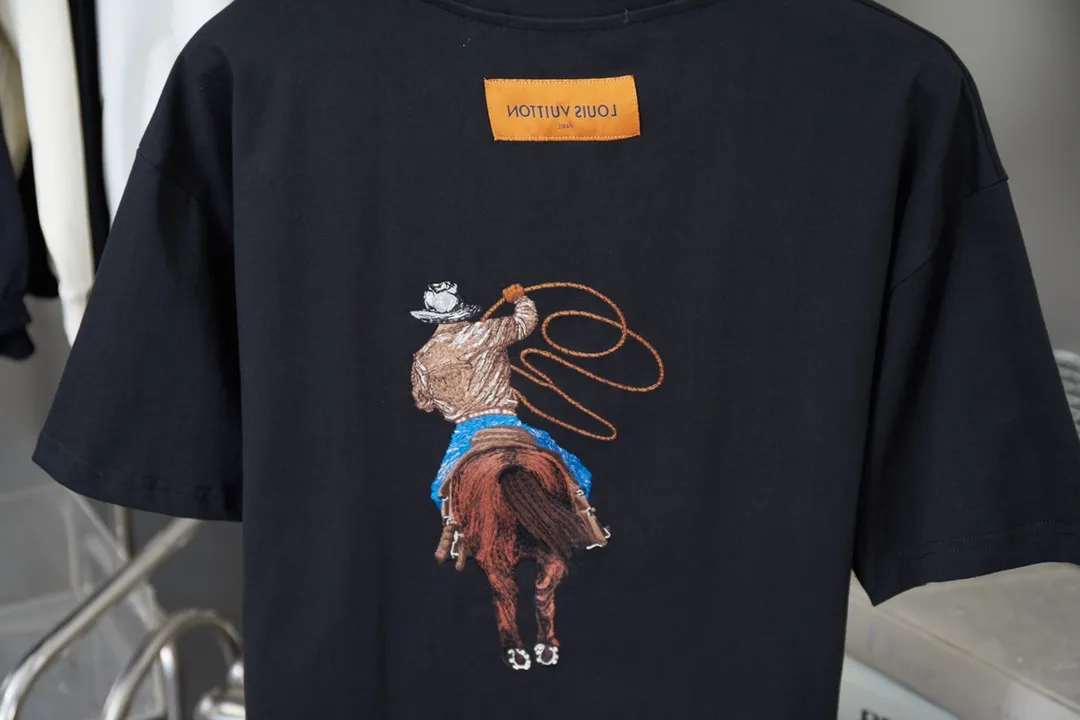 🅿️210 High quality LOUIS VUITTON/Louis Vuitton 25FW Autumn and Winter series Western denim cotton front and back embroidered short-sleeved T-shirt with twist embroidery brand logo letters on the hem, the dawn style of the 24FW fashion show. Complete with three standards, using high-weight pure cotton fabric! It feels very comfortable. The OS drop-shoulder version adopts imported Tajima machine embroidery technology. It is fashionable and personalized, and it is super versatile! The threaded neckline is not loose, the color is fixed at high temperature, and the through-shoulder strapping process is used. Unisex S M L XL